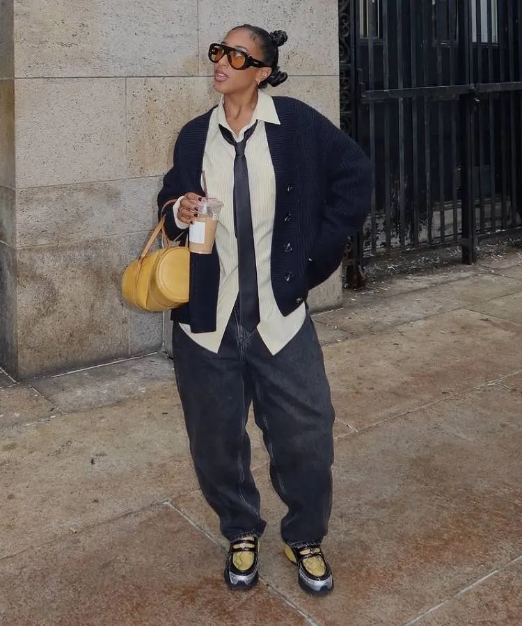 Look com sapato mocassim amarelo, camisa, gravata e calça jeans