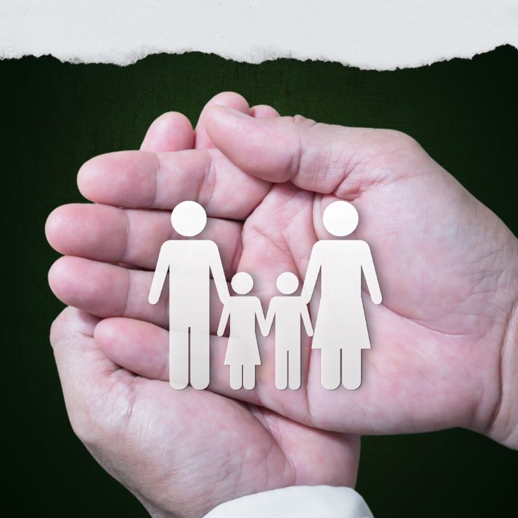 Mãos segurando papel recortado família