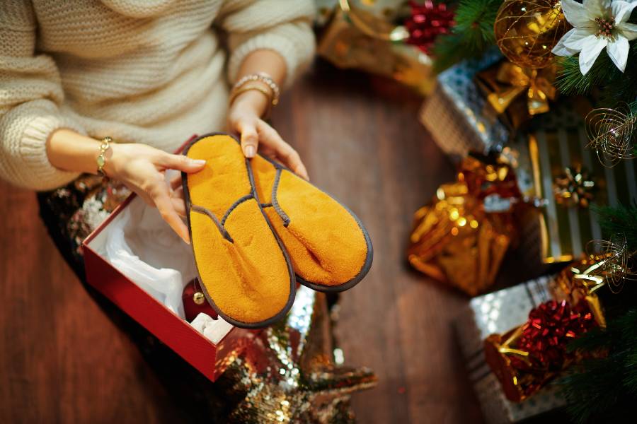 Mulher embrulhando chinelo de pelúcia.