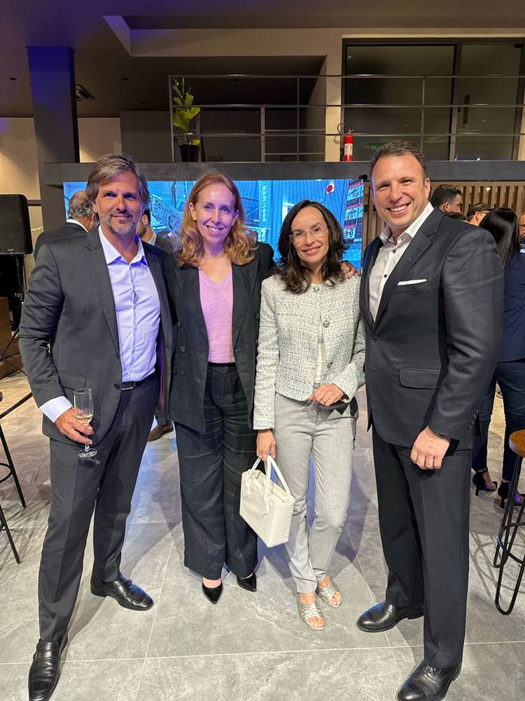Mauricio Portella, diretor-presidente das marcas de Luxo na Automob, Reiner Braun, presidente da BMW América Latina, Denis Pitta, idealizadora do site Fashion Bubbles, e Maru Escobedo, presidente da BMW no Brasil na reinauguração da loja Autostar