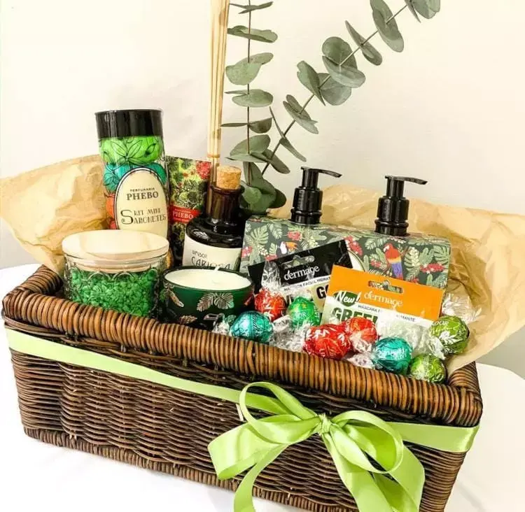 Cesta de Natal de banho com doces e sabonetes 