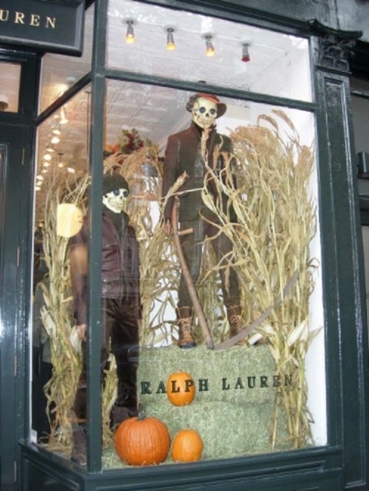 Vitrine Ralph Lauren com caveiras e espantalhos