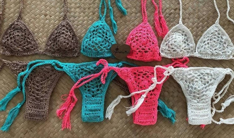 Foto de 4 biquinis de crochê