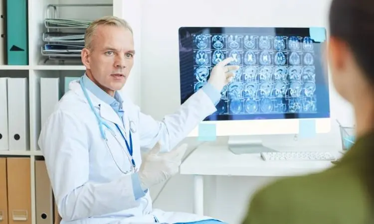 Neurologista com exame de imagem.