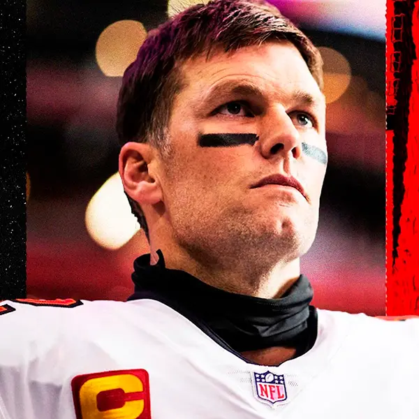 Tom Brady aparece com camisa da NFL, concentrado, pronto para entrar em campo Tom Brady - famosos do signo de leão