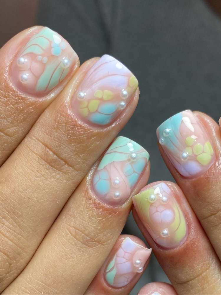 Opção de unhas com pérolas