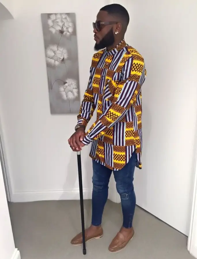 camisa com estampa africana masculina e calça jeans