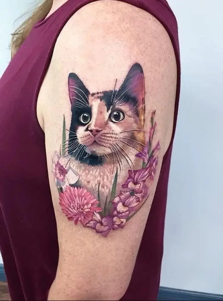 tatuagem feminina no braço/ gatos
