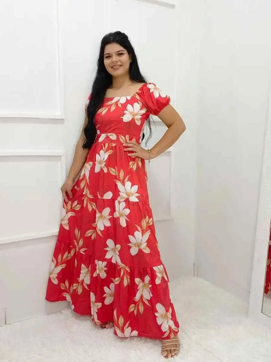 Mulher usando look vestido vermelho floral para o Natal.