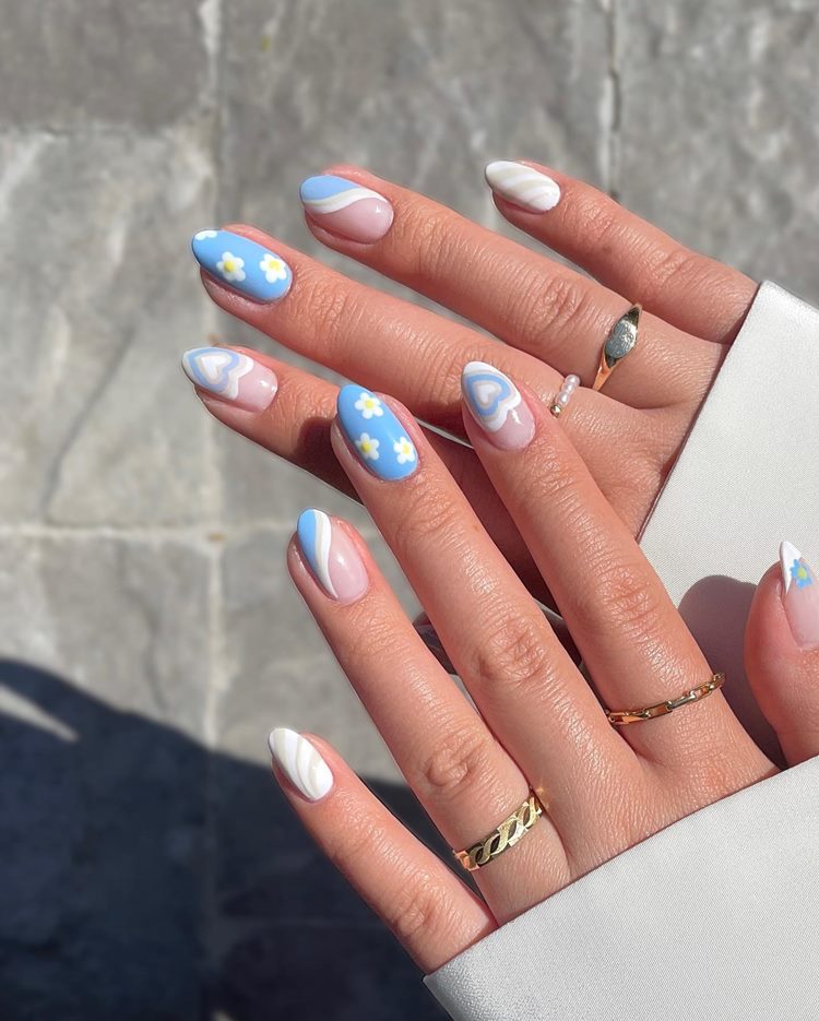 Unha renda com decoração de Margaridas, coração e ondas nas cores azul-claro branco e amarelo