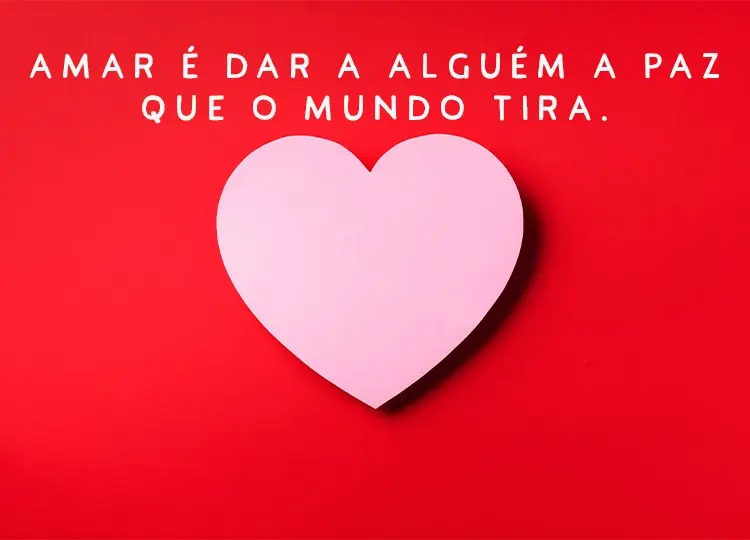 Cartão de fundo vermelho com coração rosa e frase "Amar é dar a alguém a paz que o mundo tira."