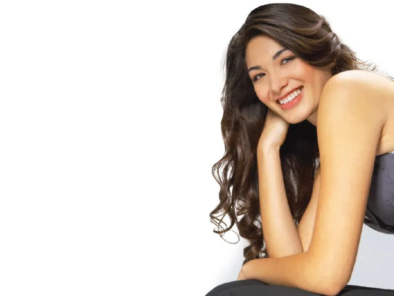 Mulher sem queda de cabelo sorrindo.