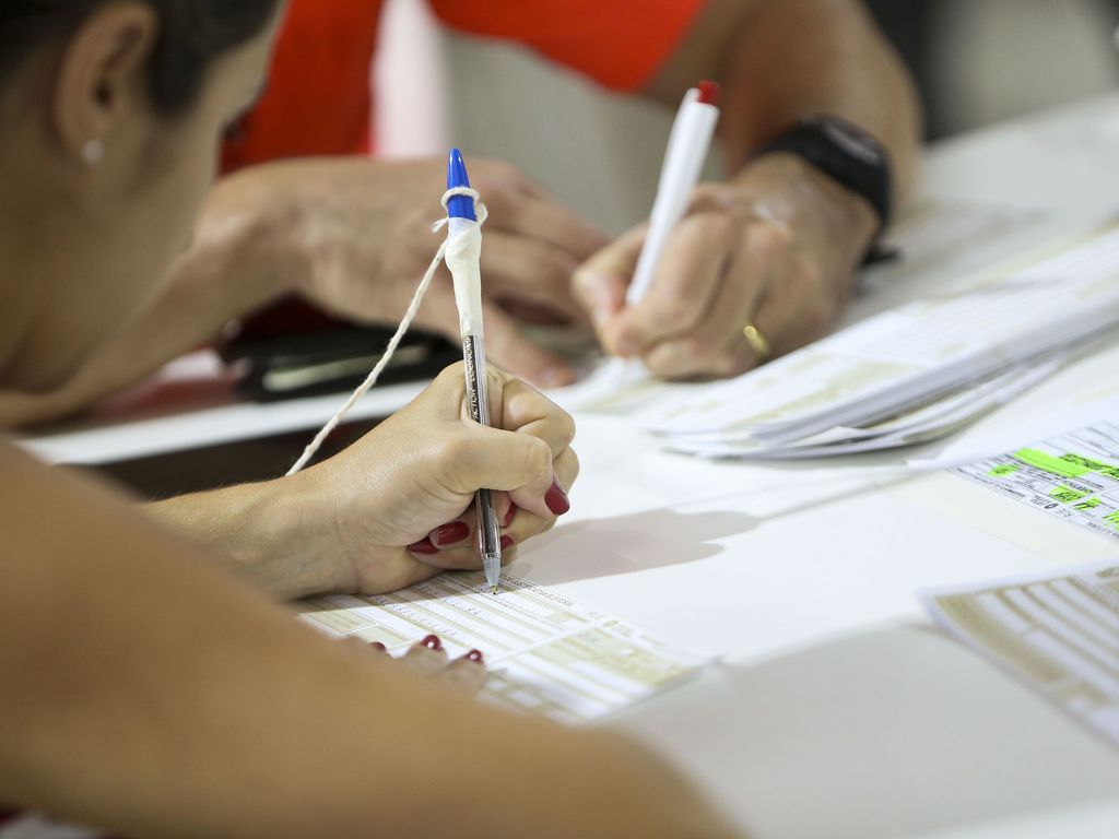 Eleitores justificam a ausência na votação em posto montado em shopping de Brasília.