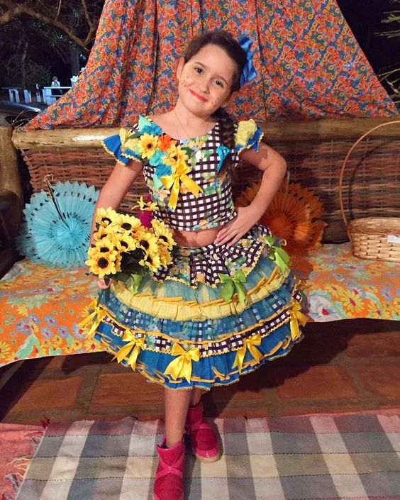 menina com look junino, croped + saia