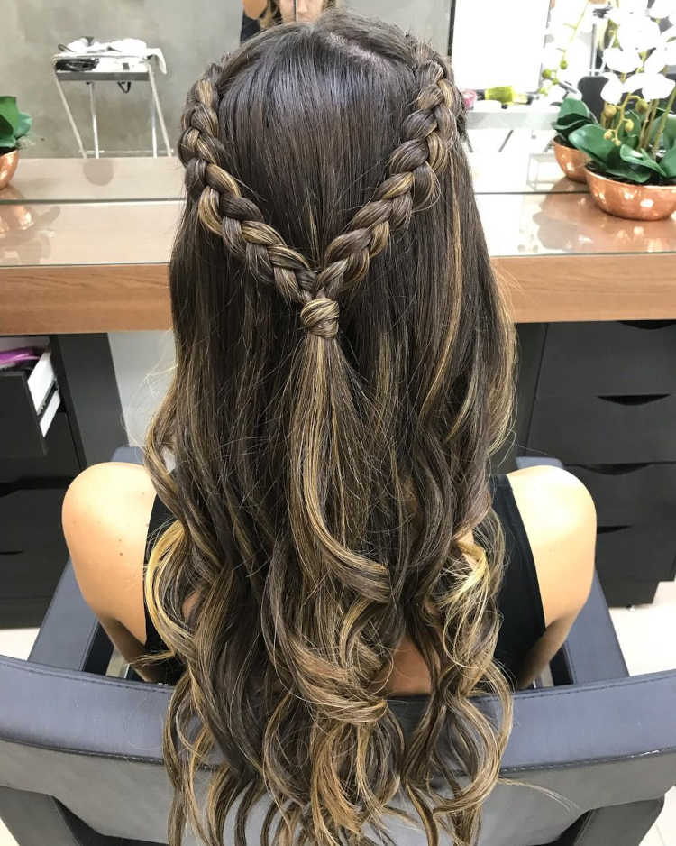 cabelo castanho preso com duas tranças.