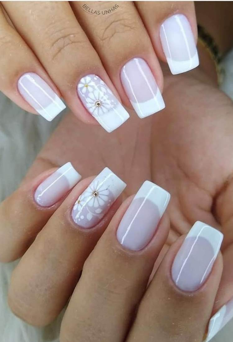 Unhas brancas quadradas com francesinha e flor no anelar