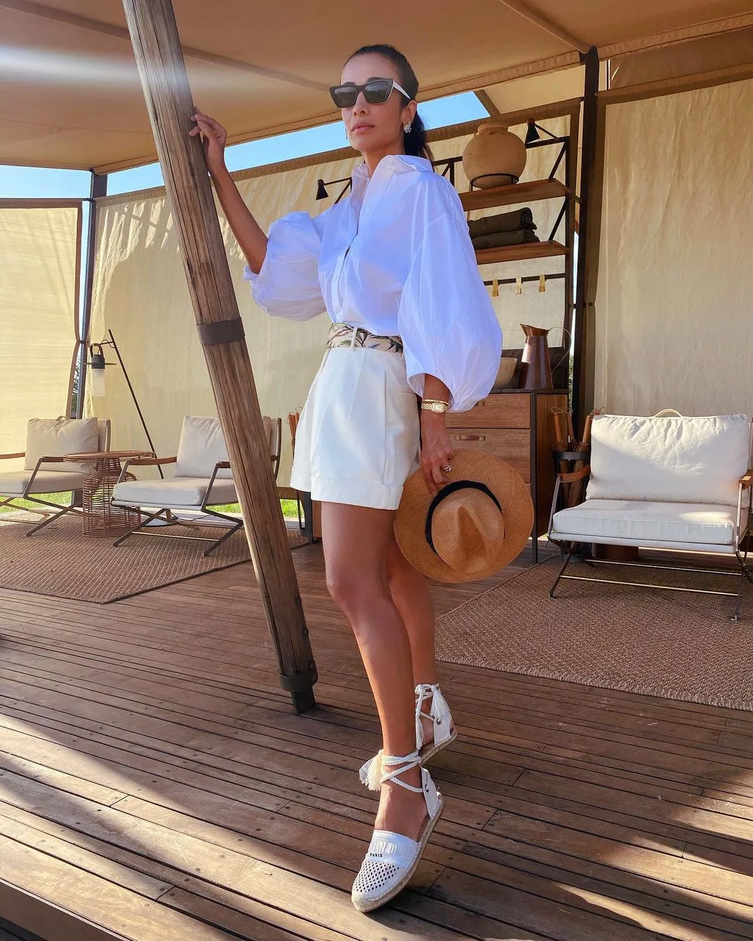 Looks com branco 2021: mangas bufantes de Silvia Braz