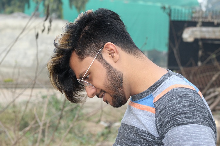 corte de cabelo undercut com franja para o lado