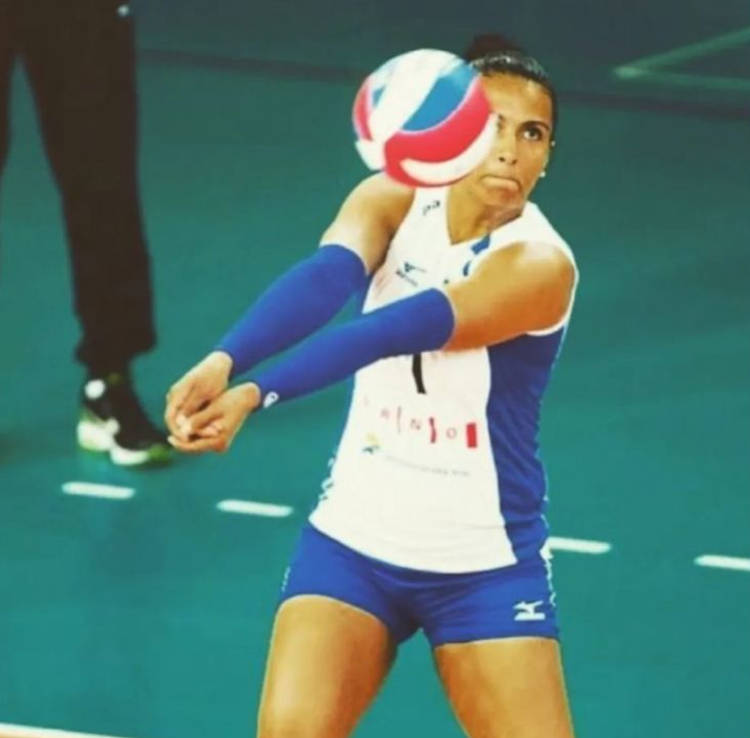Flavia no vôlei