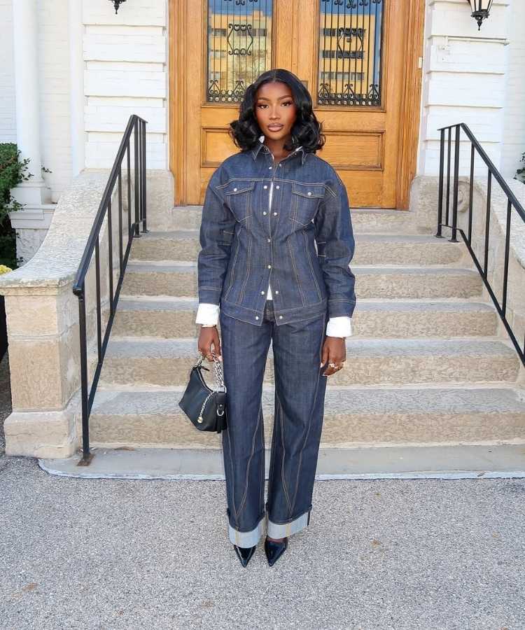Foto de mulher usando look all jeans, uma das tendências para o outono inverno 2026