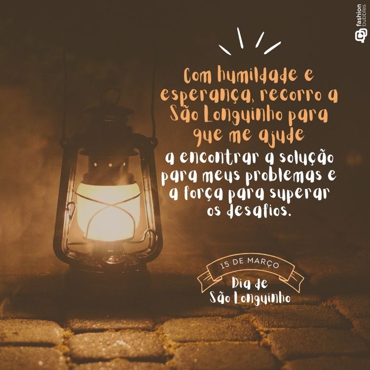 Lanterna acesa sobre piso de pedras, com mensagem de devoção a São Longuinho destacada: "Com humildade e esperança, recorro a São Longuinho..." Texto celebra o Dia de São Longuinho, 15 de março, com atmosfera acolhedora e inspiradora.