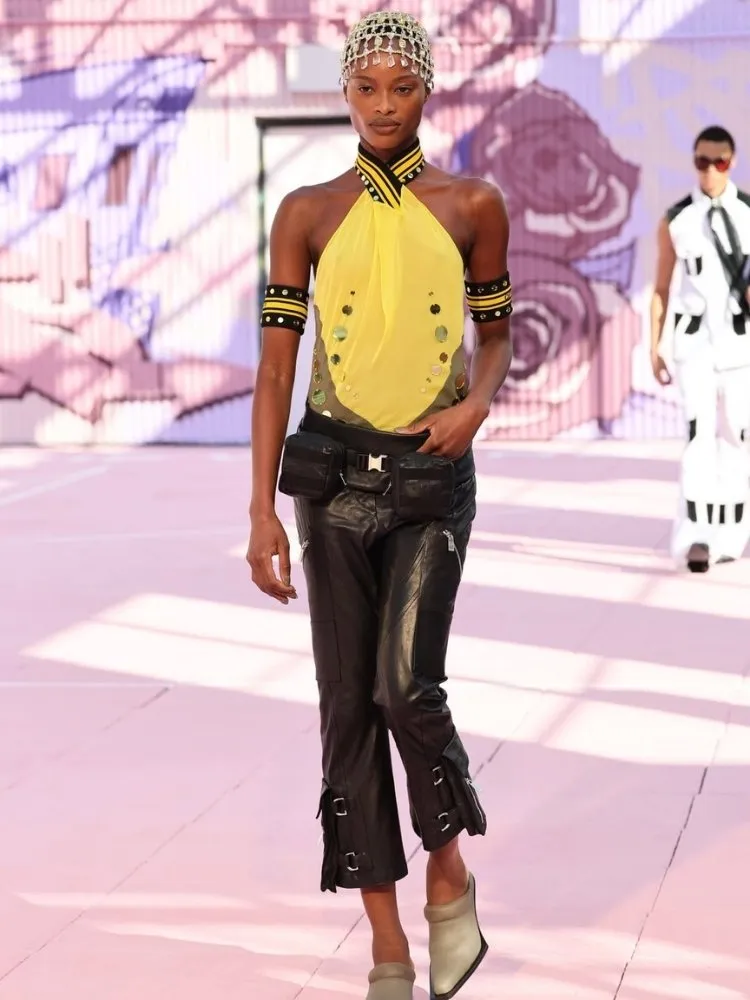 Modelo na passarela da Off White usando acessório de cabeça