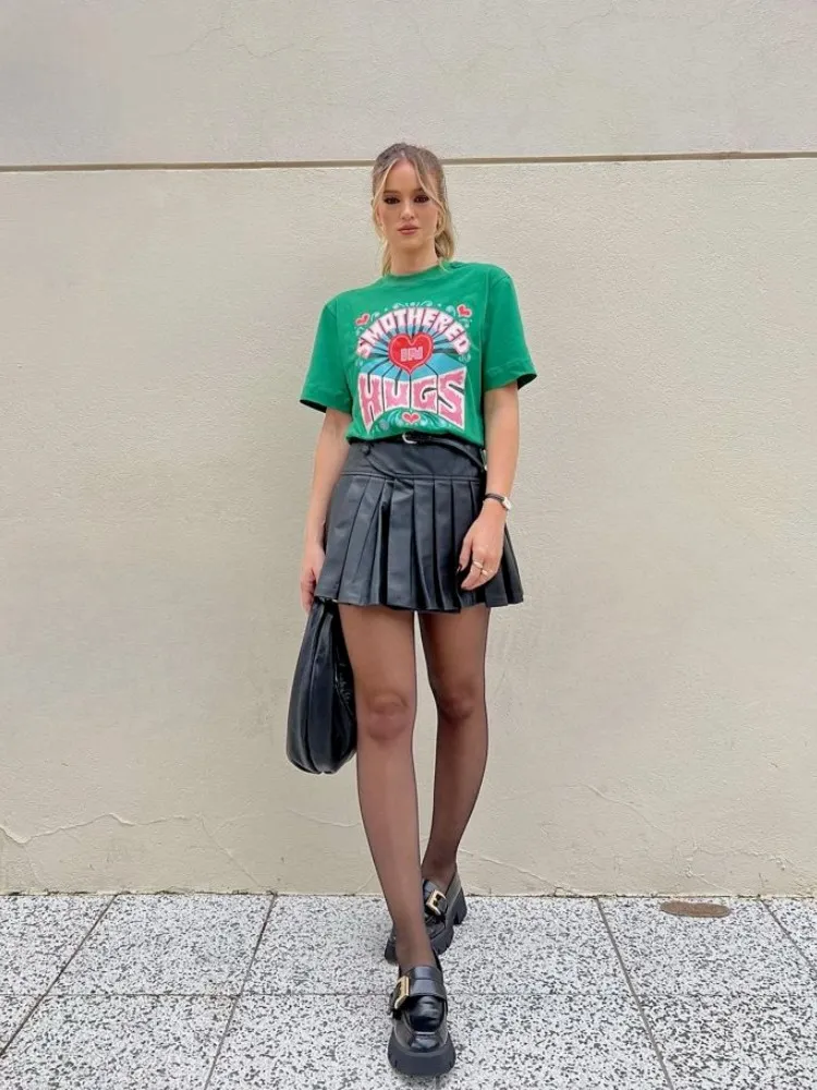 Mulher usando mocassim com saia rodada