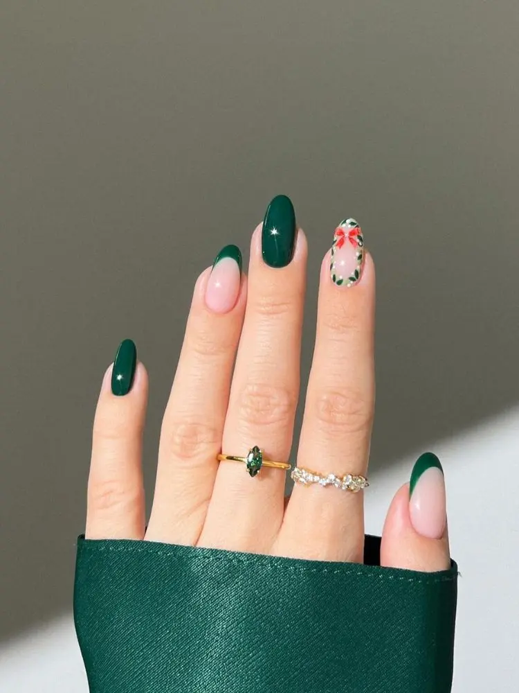 mulher usando unhas verdes decoradas, com guirlanda desenhada no dedo indicador
