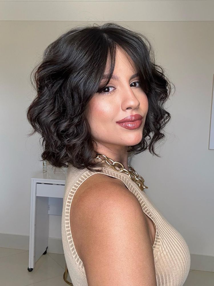 mulher morena usando curtain bangs e corte de cabelo chanel