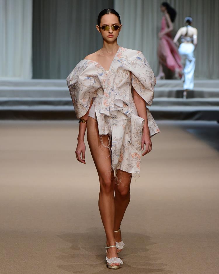 modelo com vestido branco estampado.