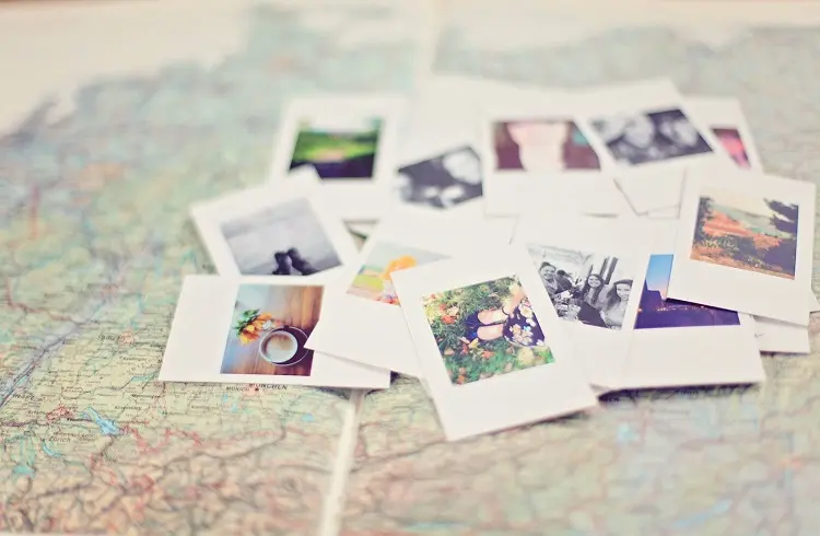fotos polaroid sobre mapa