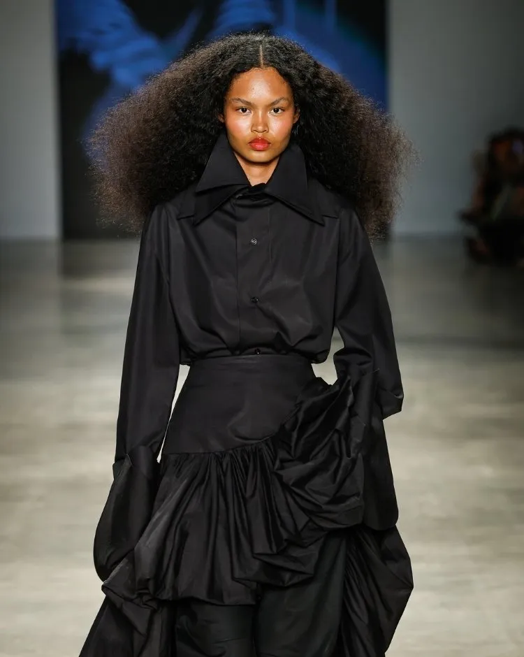 Modelo usando vestido preto no desfile de Sou de Algodão durante o SPFW N60