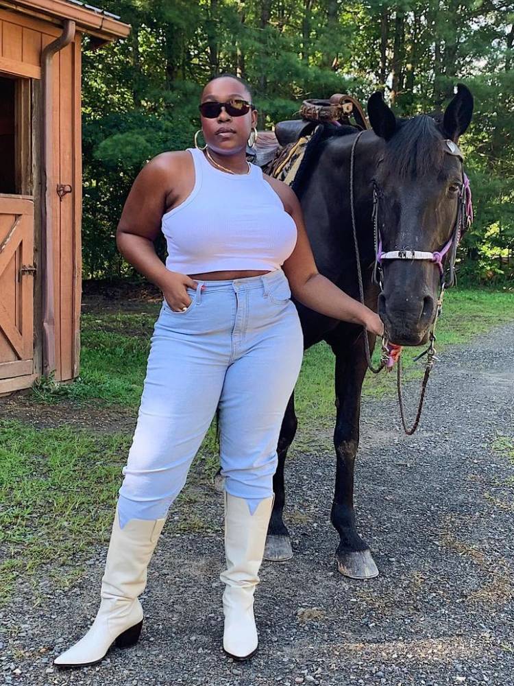 mulher usando regata branca, calça jeans e bota western branca