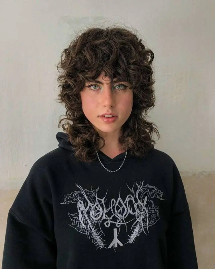 Mulher corte de cabelo mullet ondulado