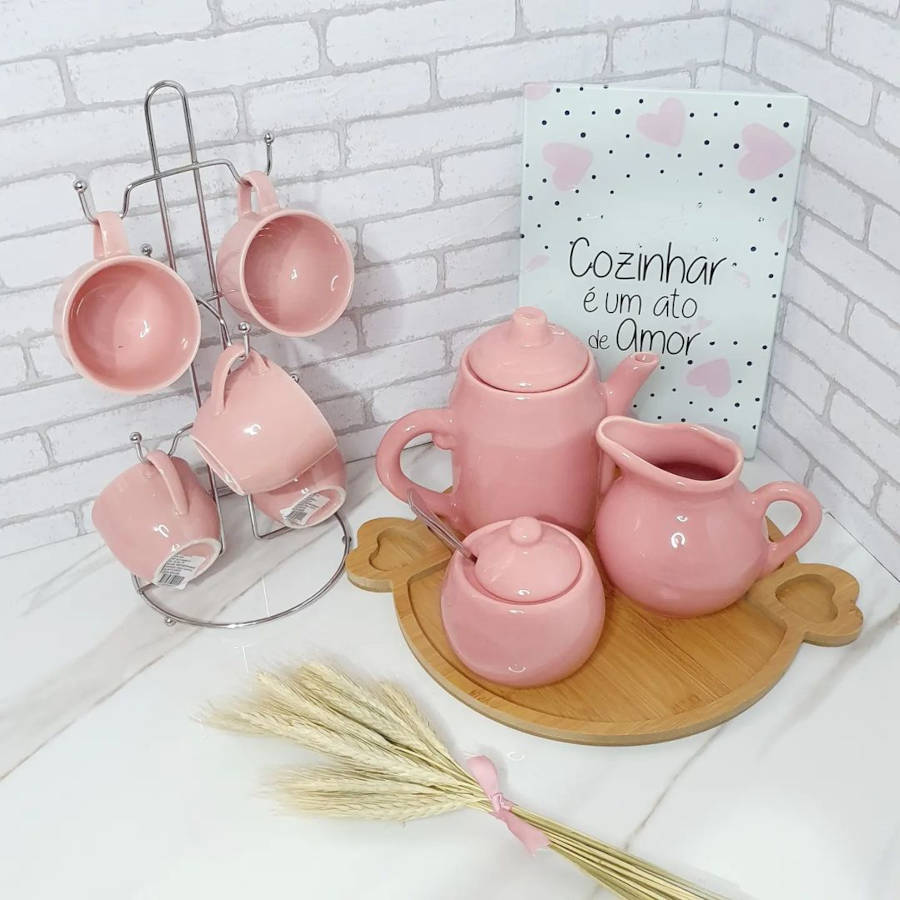 Cantinho do café com louça rosa.