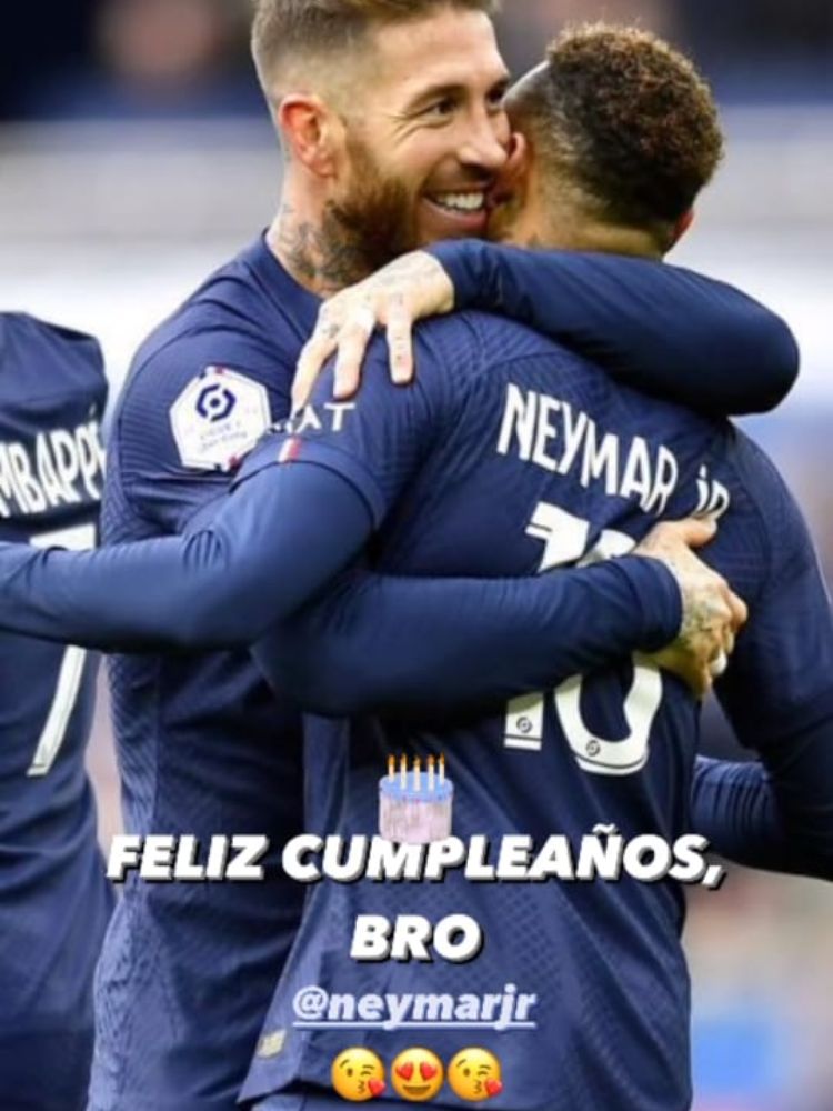 Story de Sergio Ramos dando parabéns para Neymar, cuja foto é dos dois abraçados com a camisa do PSG.