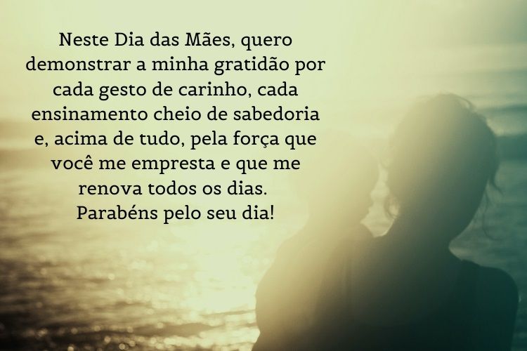 Foto de mãe com bebê na praia e frase "Neste Dia das Mães, quero demonstrar a minha gratidão por cada gesto de carinho, cada ensinamento cheio de sabedoria e, acima de tudo, pela força que você me empresta e que me renova todos os dias. Parabéns pelo seu dia!"
