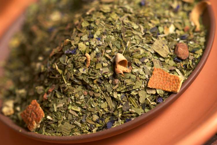Erva-mate triturada de pertinho com raspas de laranja seca