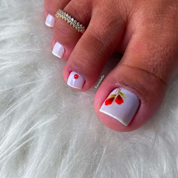 Unhas dos pés decoradas francesinha, adesivo vermelho e pedrinha vermelha
