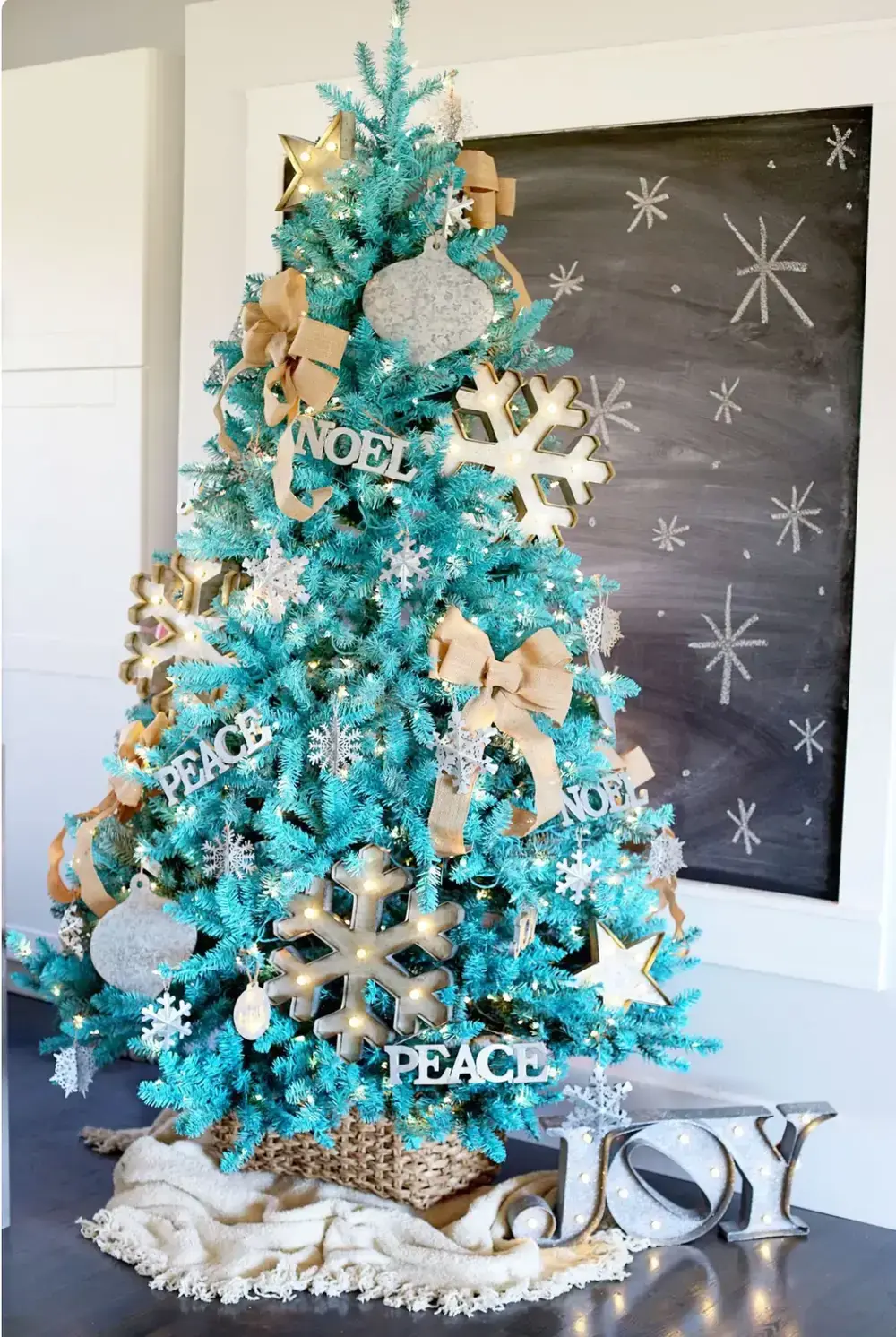 árvore de natal na cor azul turquesa e dourada