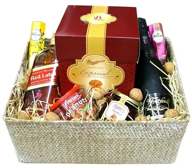 foto de cesta de Natal com panetone, whisky, geleia e outras guloseimas 