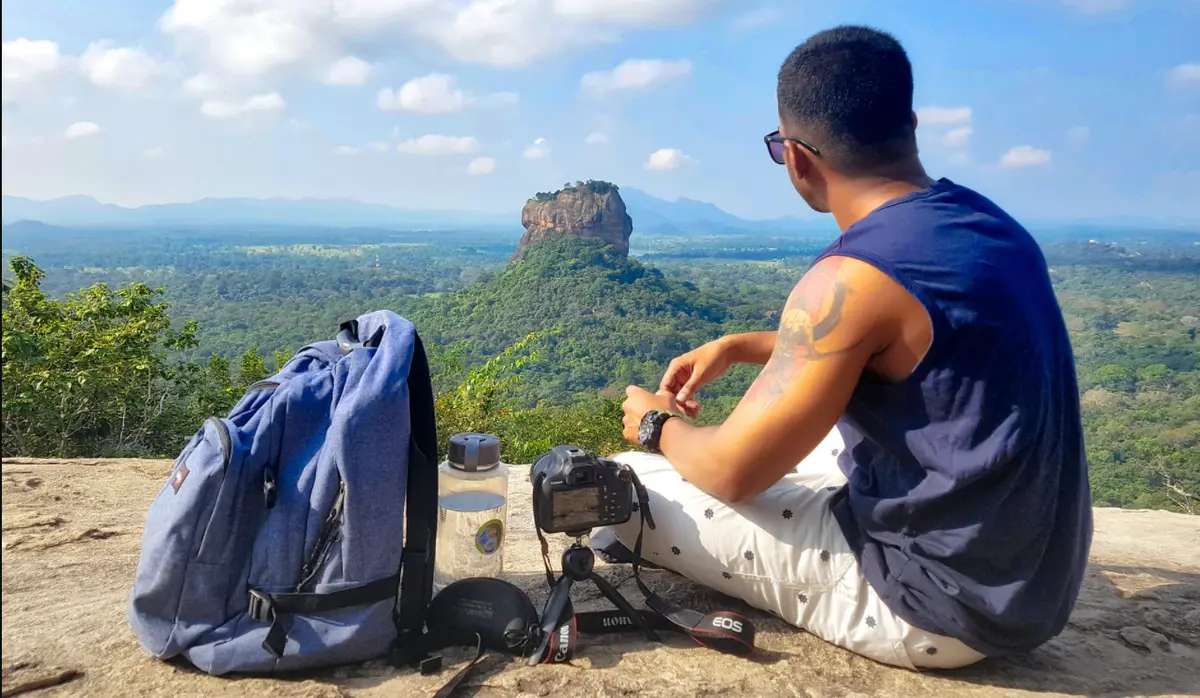 homem sentado admirando o horizonte