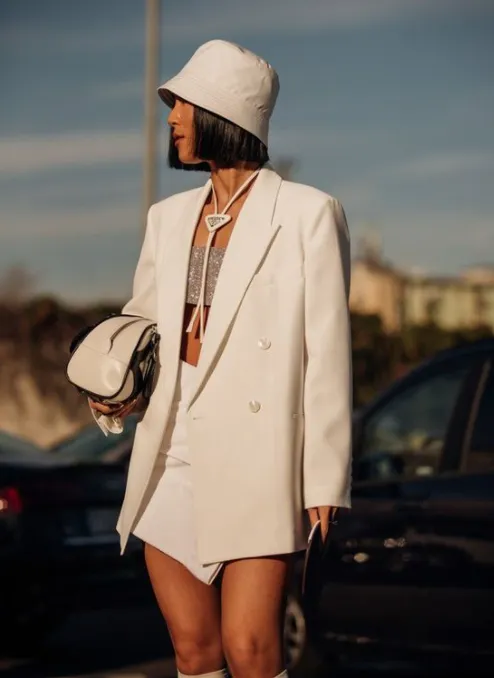 Conjunto blazer, saia assimétrica e bucket hat all white