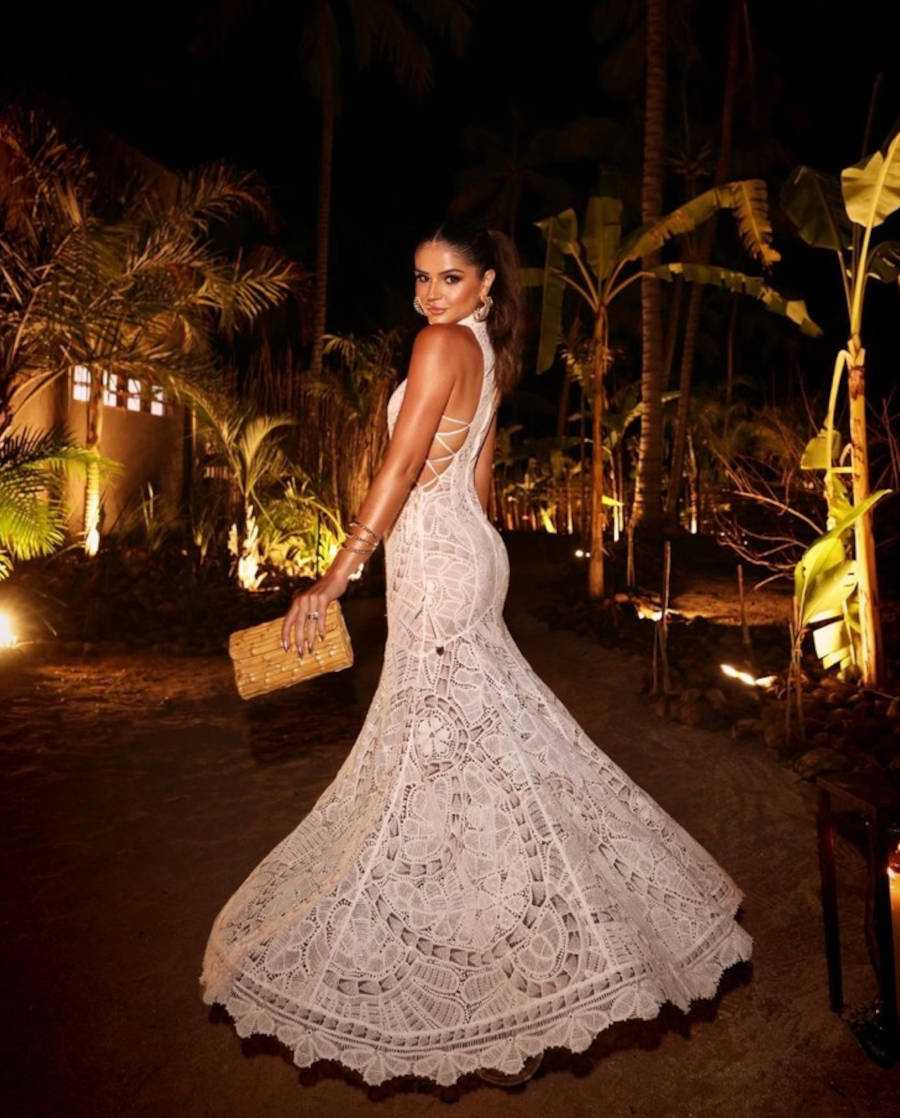 Foto de Thassia Naves com vestido de renda branco