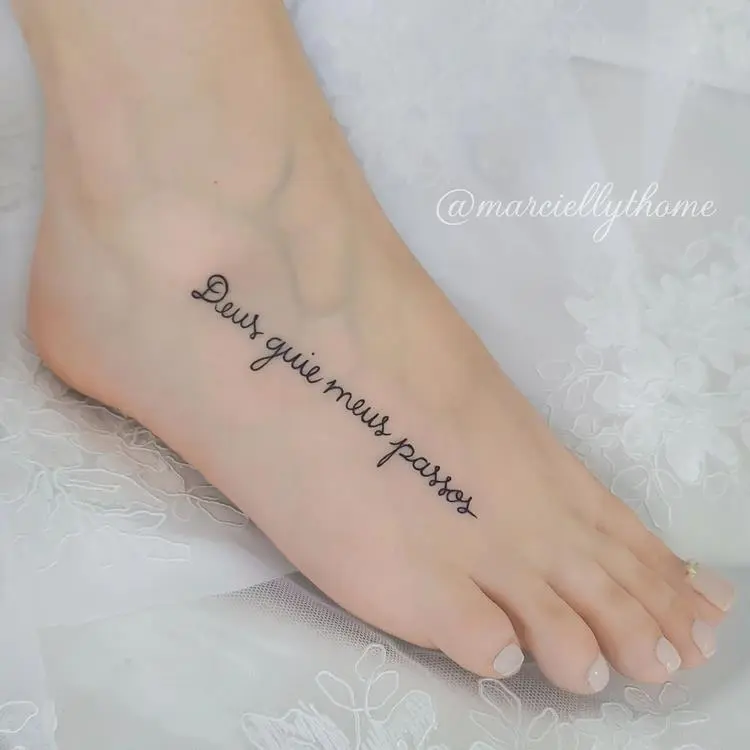 tatuagem escrita Deus guie meus passos no pé