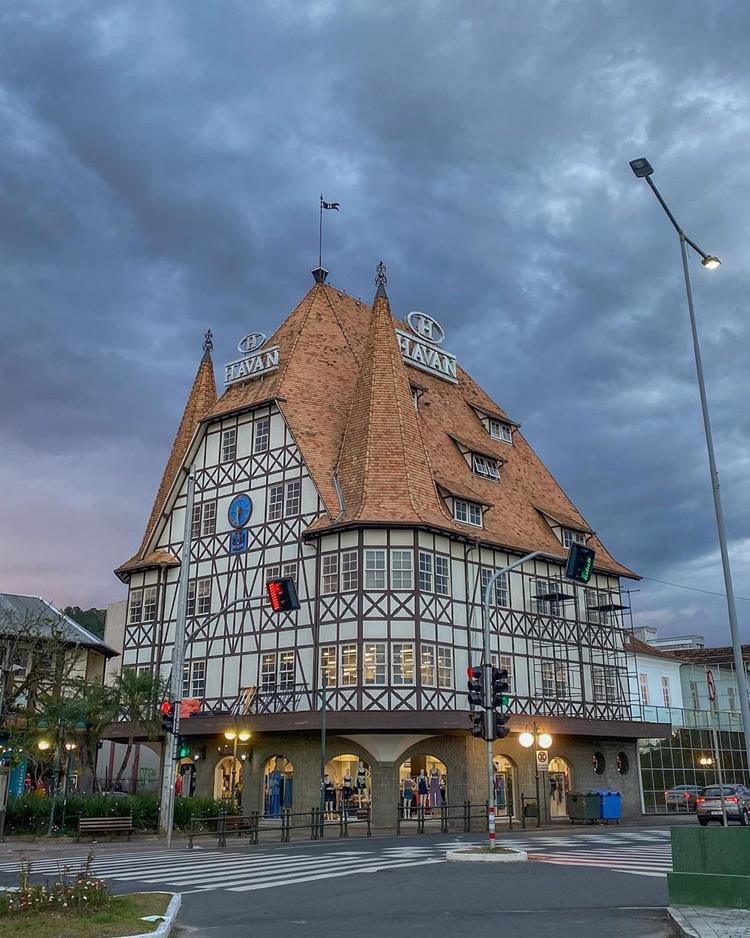 Foto de Blumenau, de uma construção branca com grande telhado e logo da Havan