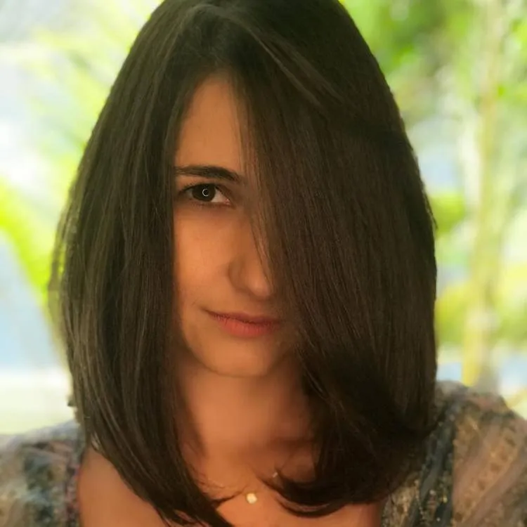 Mulher de pele clara com cabelo chanel alongado castanho 