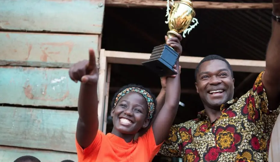 Phiona comemorando premio rainha de katwe