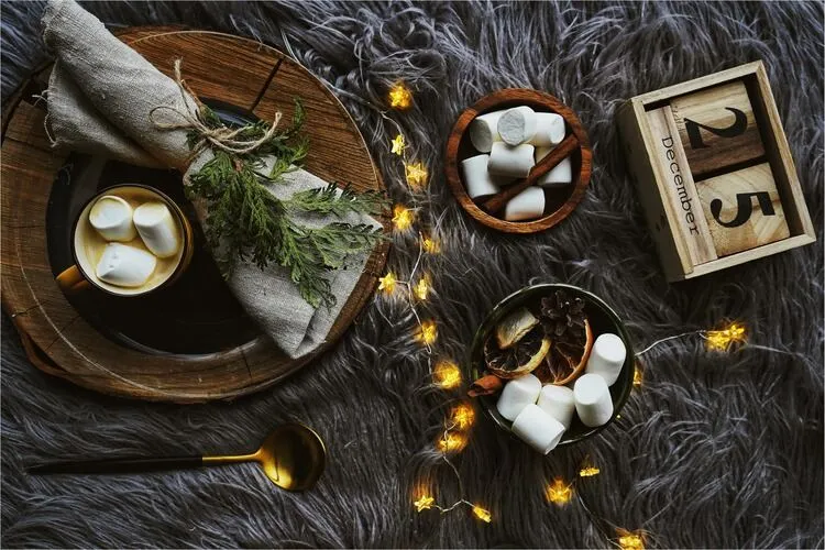 mesa de natal com um prato e o dia 25 de dezembro em um calendário