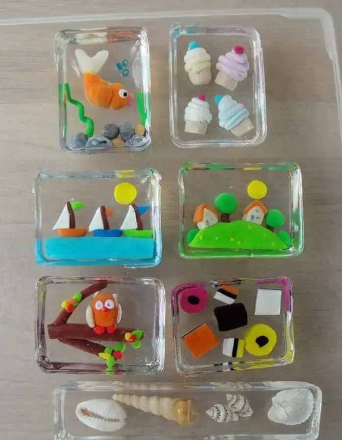 Biju de resina com elementos de massinha infantil 